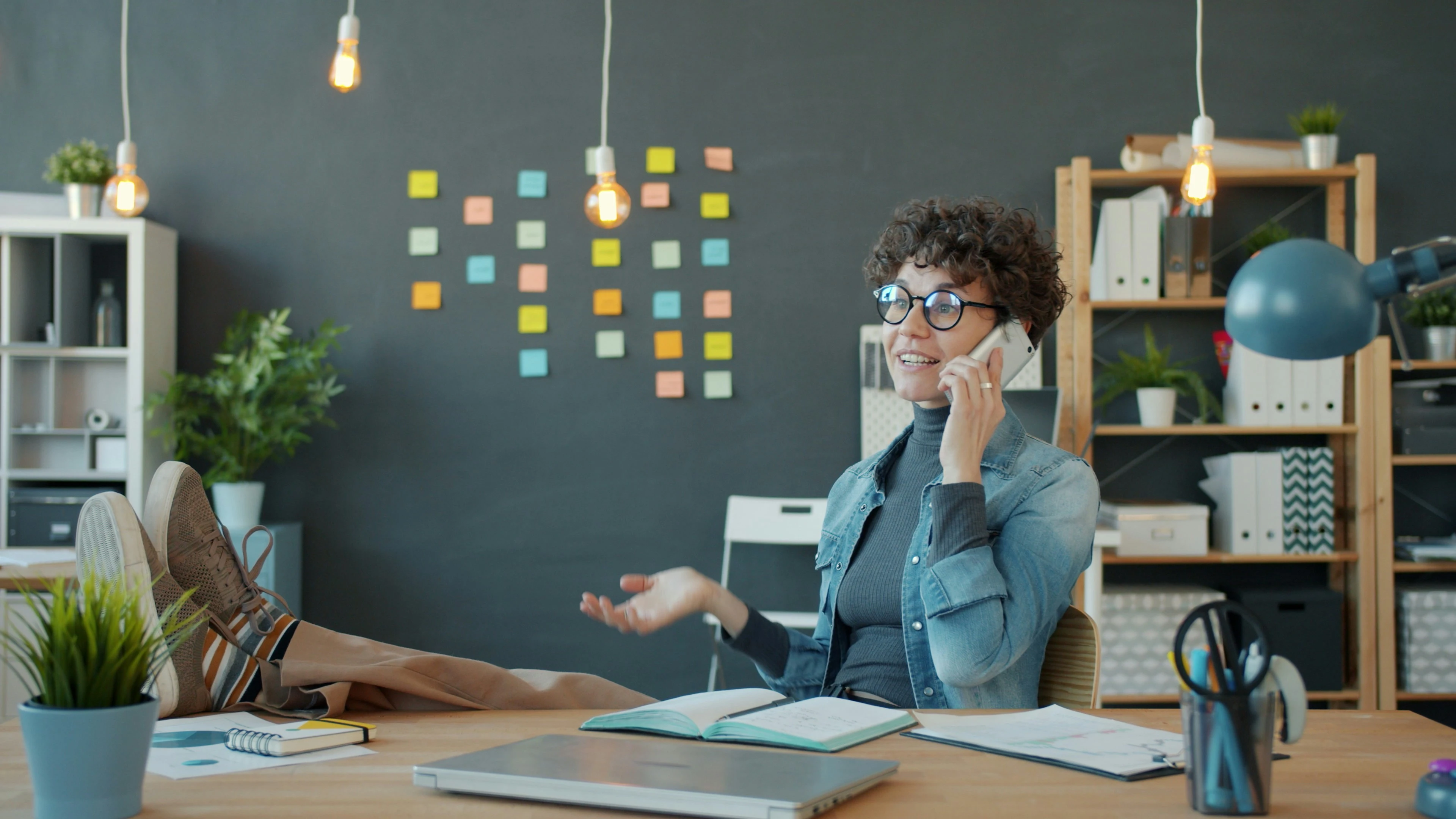 Agent au téléphone